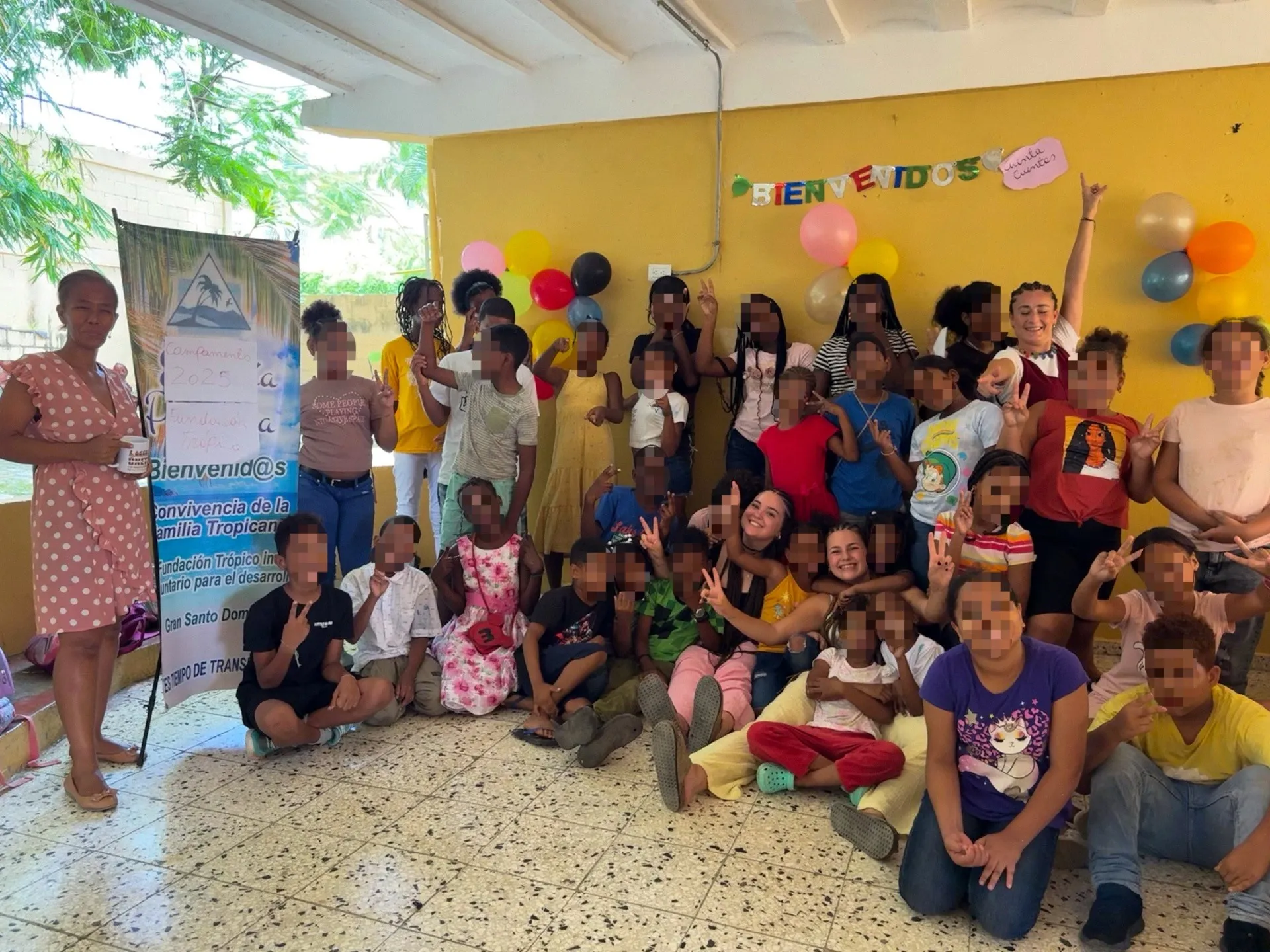 Grupo de niños, niñas y voluntarias en el campamento de verano de 2025 con la Fundación Trópico
