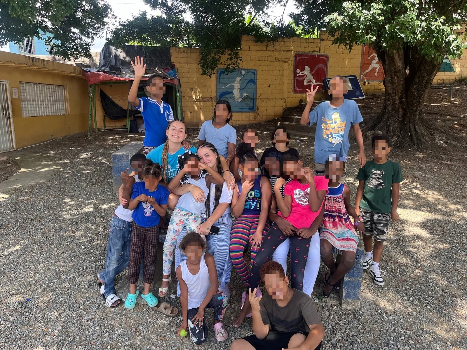 Grupo de niños y niñas junto a las voluntarias en Guaricano